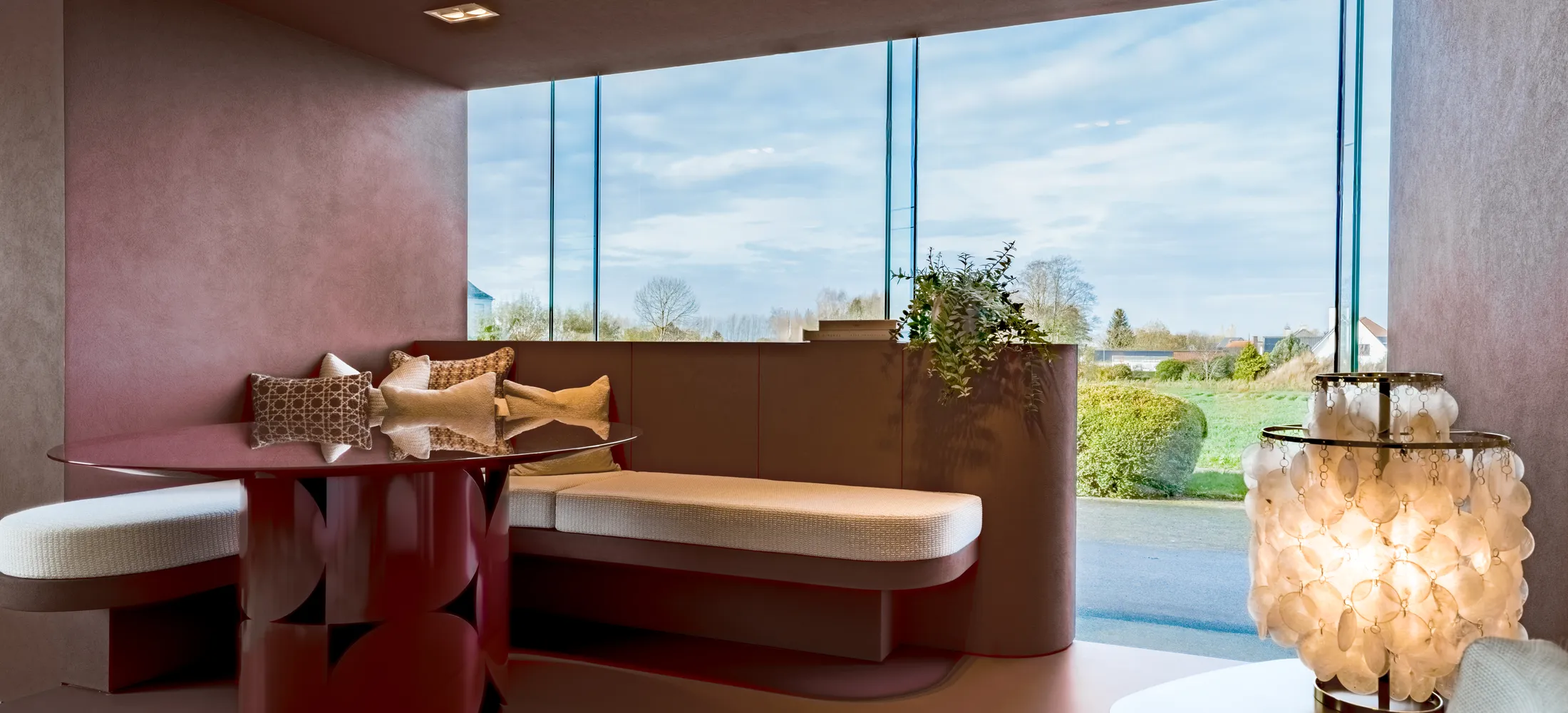 Zithoek met maatwerk en panoramisch raam — showroom Luxhome