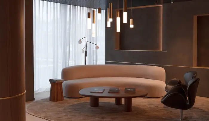 Salon met donker houten wandbekleding en organische zetel