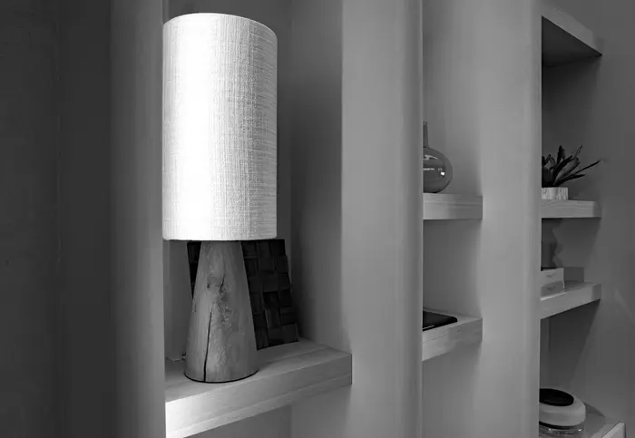 Nis met indirecte verlichting — showroom Luxhome