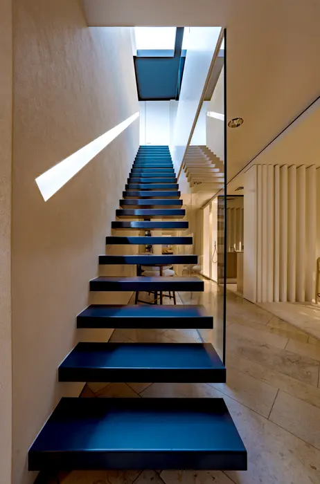 Trap met strakke wandafwerking — showroom Luxhome