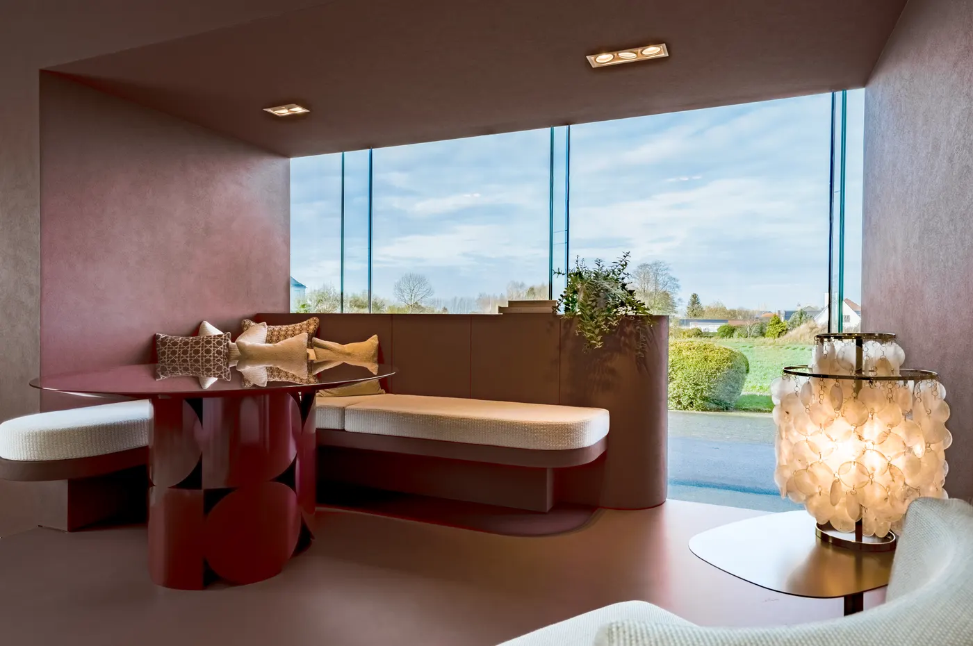 Zithoek met maatwerk en panoramisch raam — showroom Luxhome