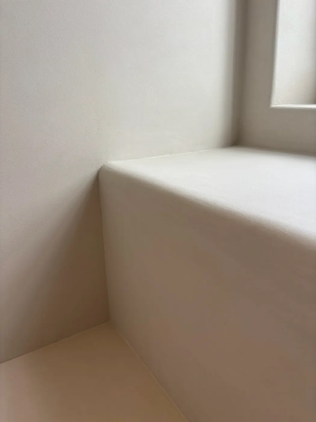 Detail van venstertablet in naadloze microcement