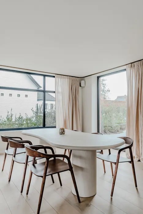 Eetkamer bij groot raam — totaalproject Wannegem