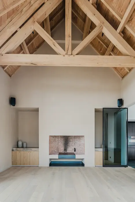 Leefruimte met houten spanten en strakke afwerking — project Wannegem