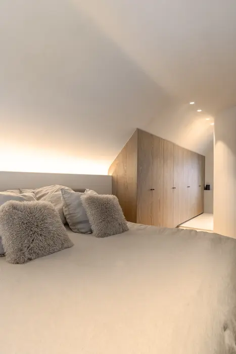 Slaapkamer onder hellend dak — project Wannegem
