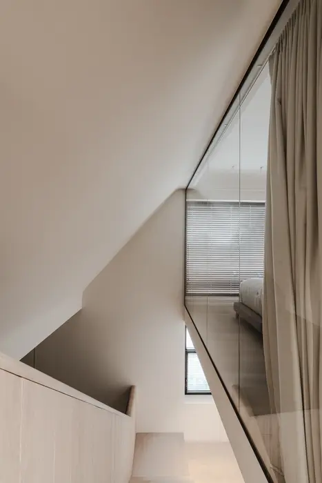 Traphal met strakke wandafwerking — project Wannegem